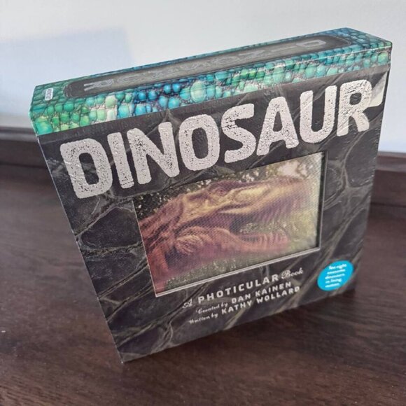 SPECTACULAR DINOSAUR 3D Holographic Book - Picture 1 of 6